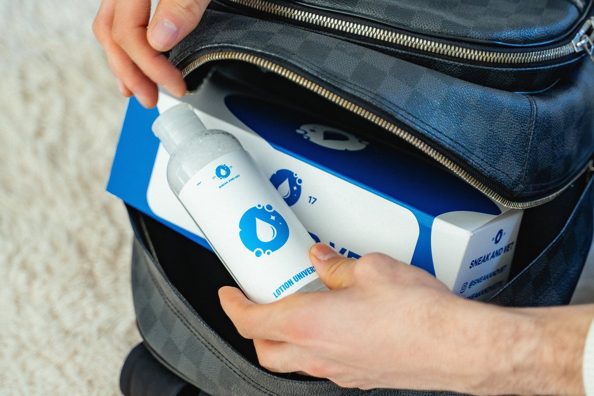 Kit Universel Sneak And Vet avec lotion nettoyante pour sneakers rangé dans un sac