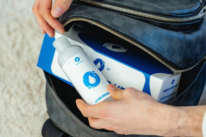 Kit Universel Sneak And Vet avec lotion nettoyante pour sneakers rangé dans un sac