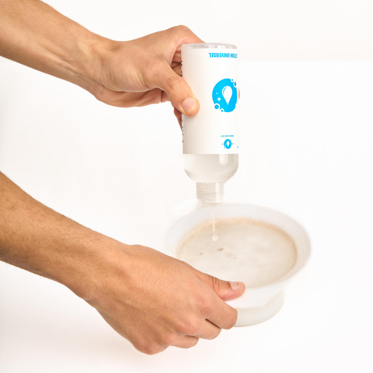 Préparation de la Lotion Universelle Sneak And Vet diluée dans un bol pour nettoyer des sneakers